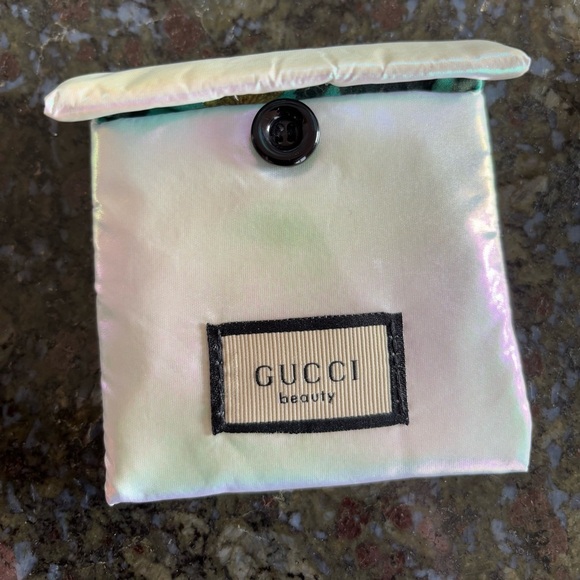 Gucci Beauty heart-shaped compact mirror with Iridescent Pouch - Picture 7 of 8